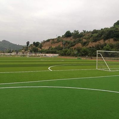 15000 points/m2 Densité de terrain de football Gazon artificiel conçu pour les joueurs de football