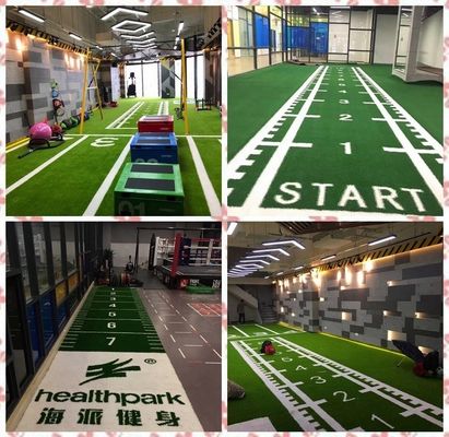 Plancher de gym en herbe artificielle de 15 mm Plancher de sport avec traîneau à traction marqué au gazon